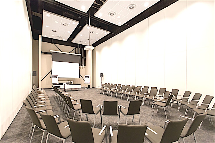 Meeting room 7 This meeting room located in the Convention Centre. The meeting room is flexible and can be combined with a total of 8 meeting rooms leading up to a capacity of 1200 people. The meeting room is equipp